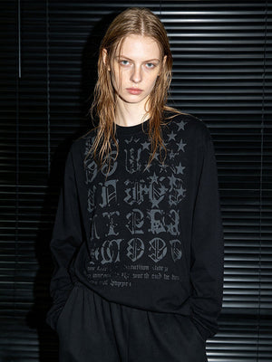 Gothic Longsleeve mit Buchstaben und Sternen – am Model, Schwarz, von vorn | XoKool