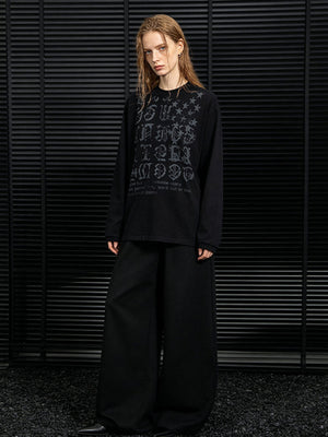 Gothic Buchstaben-Longsleeve – am Model, Schwarz, Ganzkörper | XoKool