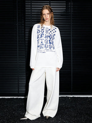 Gothic Buchstaben-Longsleeve – am Model, Weiß, Ganzkörper | XoKool