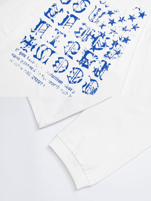 Gothic Buchstaben-Longsleeve – Weiß, Nahaufnahme Print und Bündchen | XoKool