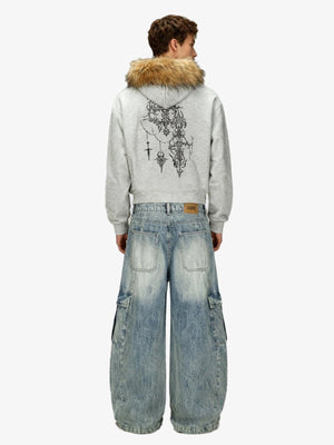 Gothic Print Zip Hoodie mit Kunstfell-Kapuze – Heather Grau, am Model, Rückansicht | XoKool