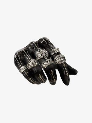 Gothic Ring-Set in Silberoptik mit Totenkopf und Krone – Ringe an schwarzer Deko-Hand | XoKool