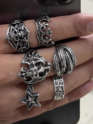 Gothic Ring-Set in Silberoptik mit Totenkopf und Krone – Ringe an der Hand, Nahaufnahme | XoKool