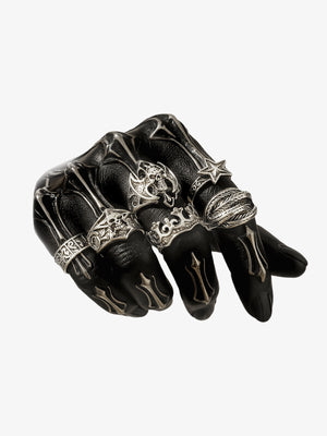 Gothic Ringset in Silberoptik mit Totenkopf und Krone – Ringe auf Dekohand, grüner Hintergrund (Duplikat von 0) | XoKool