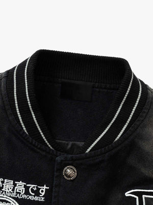 Chaqueta bomber varsity negra con efecto lavado y bordados – detalle del cuello | XoKool