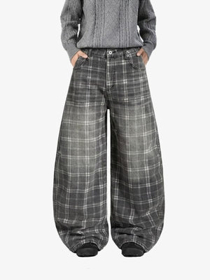 Graue karierte Barrel Jeans – am Model, Vorderseite | XoKool