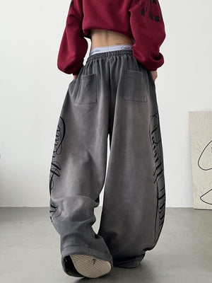 Graue Jogginghose mit Schriftzug – am Model, Rückansicht | XoKool