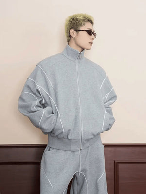 Graues Zip Sweatshirt mit weißer Paspel – am Model, seitlich | XoKool