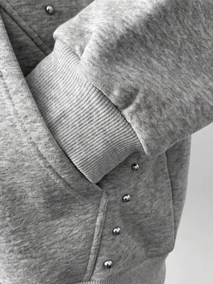 Zip Hoodie mit Nieten – Tasche und Bündchen Nahaufnahme | XoKool