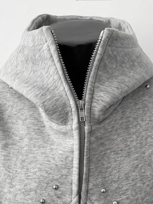 Zip Hoodie in Grau meliert mit Nieten – Reißverschluss und Kapuze Nahaufnahme | XoKool
