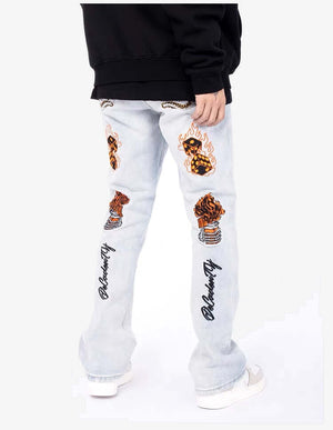Totenkopf Flared Jeans – Hellblau, am Model, von hinten | XoKool