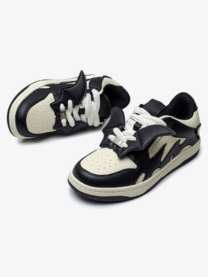 Schwarz-cremefarbene Goth Skate Sneaker mit Fledermausflügeln – Paar, schräg mit Fledermausflügel | XoKool