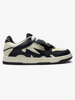 Schwarz-cremefarbene Goth Skate Sneaker mit Fledermausflügeln – Schwarz/Creme, Seitenansicht | XoKool