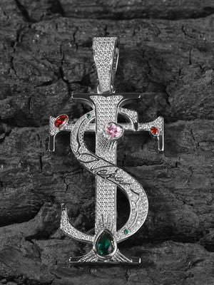Iced Dollarzeichen Kreuz Anhänger Halskette – Silber, auf dunklem Holz | XoKool