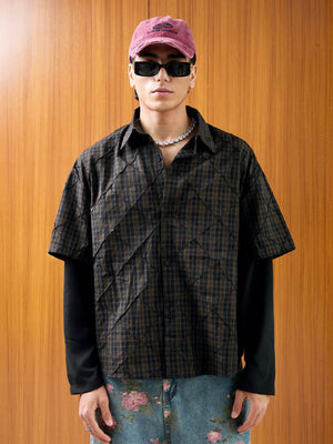 Dunkles Karohemd im Layered-Look mit schwarzen Ärmeln – am Model, Vorderansicht | XoKool