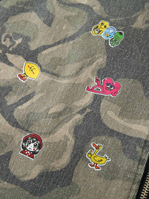 Chaqueta de camuflaje con cierre – Detalle de los parches de dibujos animados | XoKool