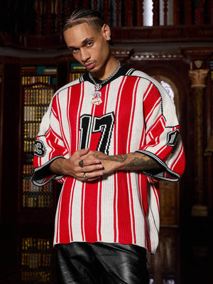 Roter gestreifter Strick-Pullover im Fußballtrikot-Stil – am Model, Vorderansicht nah | XoKool