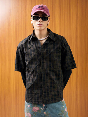 Dunkles Karohemd im Layered-Look mit schwarzen Ärmeln – am Model, Vorderansicht | XoKool