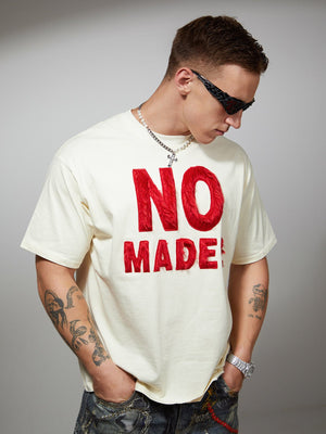 Fuzzy Letter T-Shirt – Creme, am Model von der Seite | XoKool