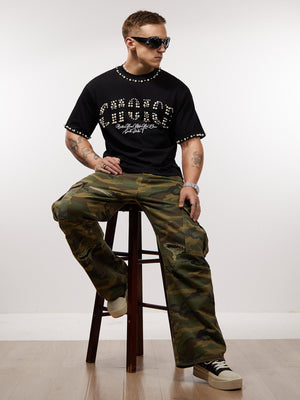 T-Shirt mit Perlen-Schriftzug – am Model, sitzend | XoKool
