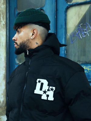 Pufferjacke mit Letter-Print – am Model, Nahaufnahme | XoKool