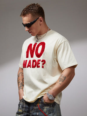 Fuzzy Letter T-Shirt – Creme, am Model von der Seite | XoKool