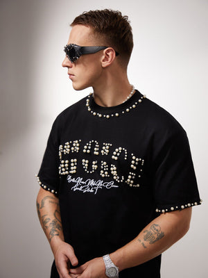 T-Shirt mit Perlen-Schriftzug – am Model, Seitenansicht nah | XoKool