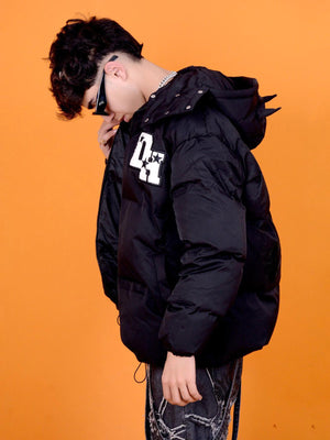 Pufferjacke mit Letter-Print – am Model, Seitenansicht | XoKool
