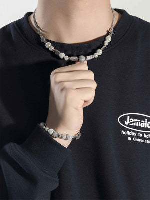 Perlen Kreuz Kette mit Strass-Totenkopf-Perle – am Model, mit passendem Armband und schwarzem Sweatshirt | XoKool