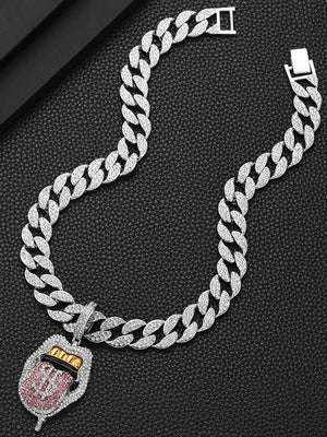 Colgante de labios con lengua y cadena cubana con brillantes – sobre fondo oscuro, collar completo | XoKool