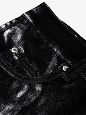 Glänzende schwarze Flared Hose mit beschichteter Oberfläche – Vordertasche Nahaufnahme | XoKool