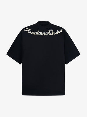 Camiseta boxy con letras cursivas de perlas – Negro, vista frontal | XoKool