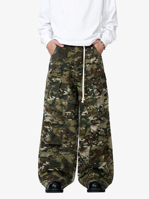 Woodland Camo Cargohose mit Kordelgürtel – am Model, Vorderansicht | XoKool