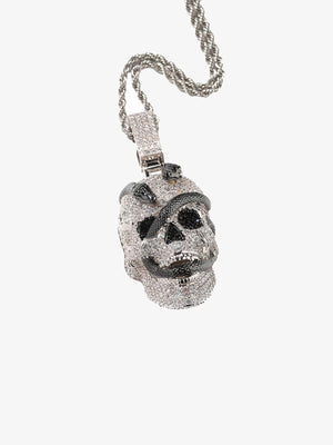 Iced Skull Halskette mit schwarzer Schlange – Dreiviertelansicht mit Kette | XoKool
