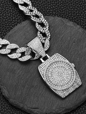 Cadena cubana iced out con colgante de reloj – primer plano del colgante sobre pizarra | XoKool