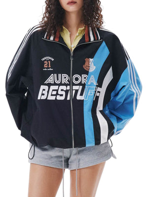 90s Color Block Windbreaker in Schwarz und Blau – am Model, Vorderansicht nah | XoKool