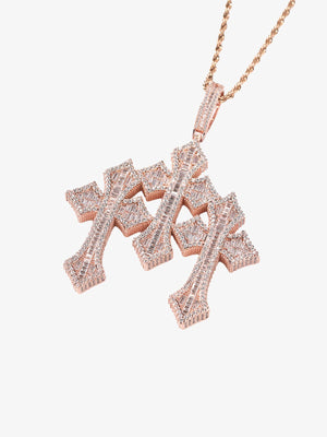Collar con colgante de triple cruz iced out – oro rosa, vista frontal | XoKool