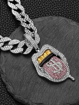 Colgante de labios con lengua y cadena cubana con brillantes – detalle del colgante sobre piedra | XoKool