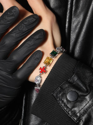 Mehrfarbiges Steinarmband mit Emaille-Kreuzgliedern – am Handgelenk mit Lederjacke und Handschuh | XoKool