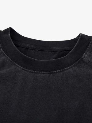 Washed Black Vintage Racing Crest T-Shirt – Nahaufnahme Kragen | XoKool