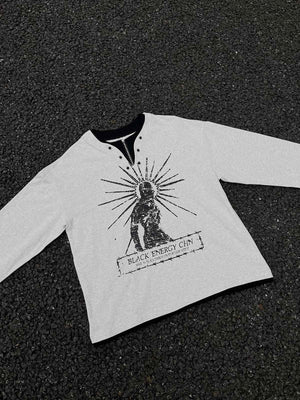 Layered Longsleeve mit Reißverschlusskragen und verschleierter Figur – Flat Lay auf Asphalt | XoKool