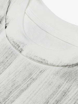 Weißes Longsleeve mit Pinselstrich-Print – Nahaufnahme des Kragens | XoKool
