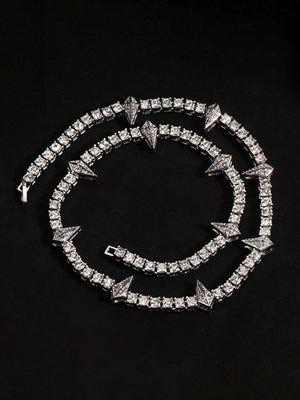 Collar de cadena tennis con strass y púas – plateado, enrollado sobre fondo negro | XoKool