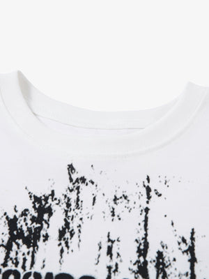 Schwarz-weißes Grunge Graphic T-Shirt mit Rückenprint – Nahaufnahme Kragen und Print | XoKool