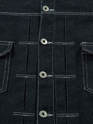 Chaqueta trucker de denim crudo con costuras en contraste – detalle de los pliegues delanteros y los botones | XoKool