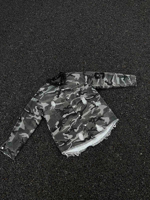 Camisa vaquera de camuflaje oversize con detalles de encaje – composición plana sobre asfalto | XoKool