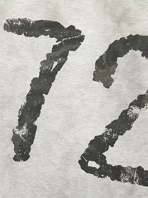Camo Longsleeve im Layered-Look mit 72-Print – Nahaufnahme des "72"-Prints | XoKool