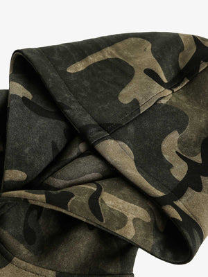 Hoodie de camuflaje verde con estampado de corazón atravesado – detalle de la capucha | XoKool