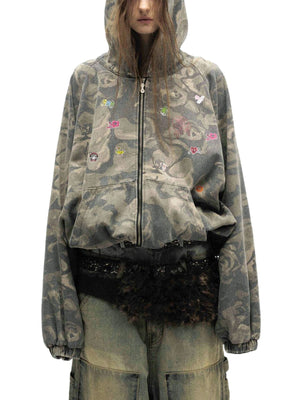 Chaqueta oversize de camuflaje con cierre y capucha – En modelo, frente | XoKool