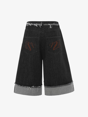 Jorts negros con dobladillo vuelto y bandas de borde sin rematar – vista trasera plana, bordado rojo en el bolsillo | XoKool